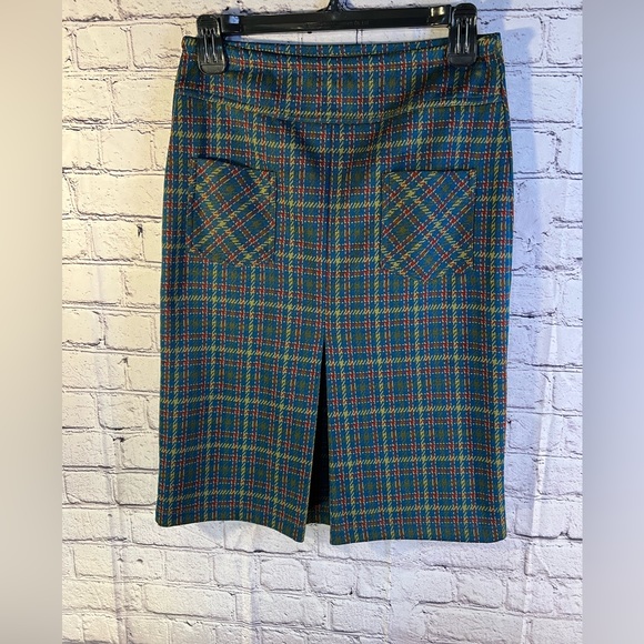 Urban Vibe. Ladies plaid skirt with pockets and split. Size Medium. - Picture 3 of 6